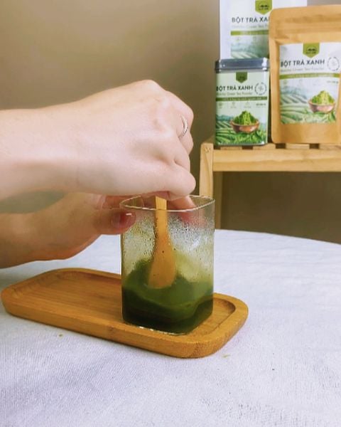 Khuấy matcha bằng muỗng