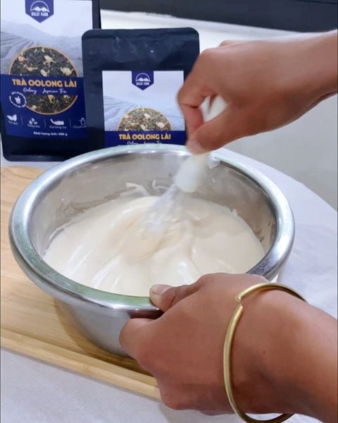 Bánh ô long nhài nhãn trộn đều hai hỗn hợp