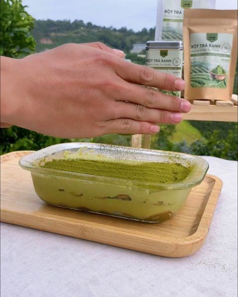 tiramisu matcha bước 7 rắc matcha