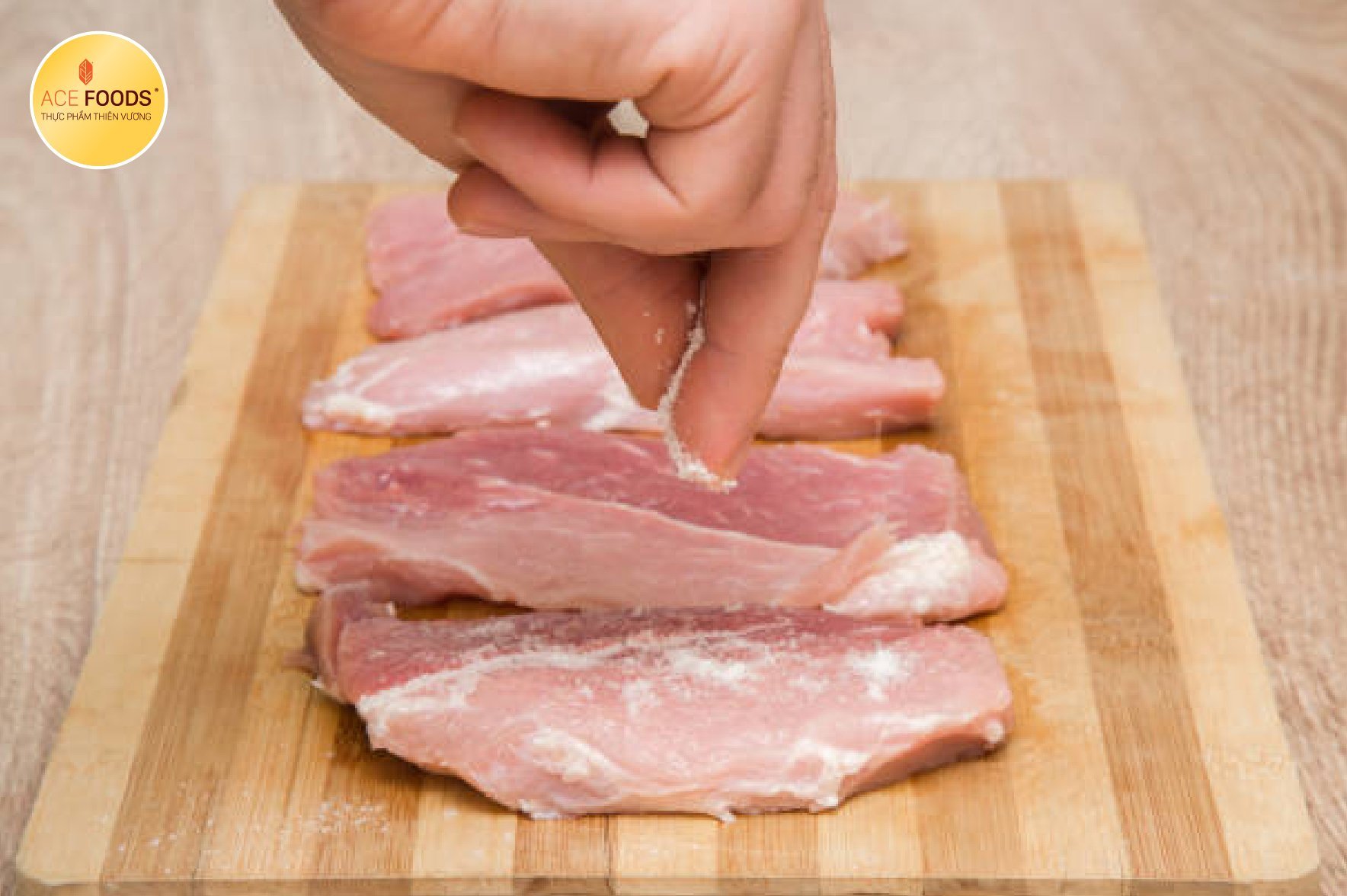 Xoa một lớp muối lên bề mặt miếng thịt giúp thịt heo giữ được độ tươi lâu hơn