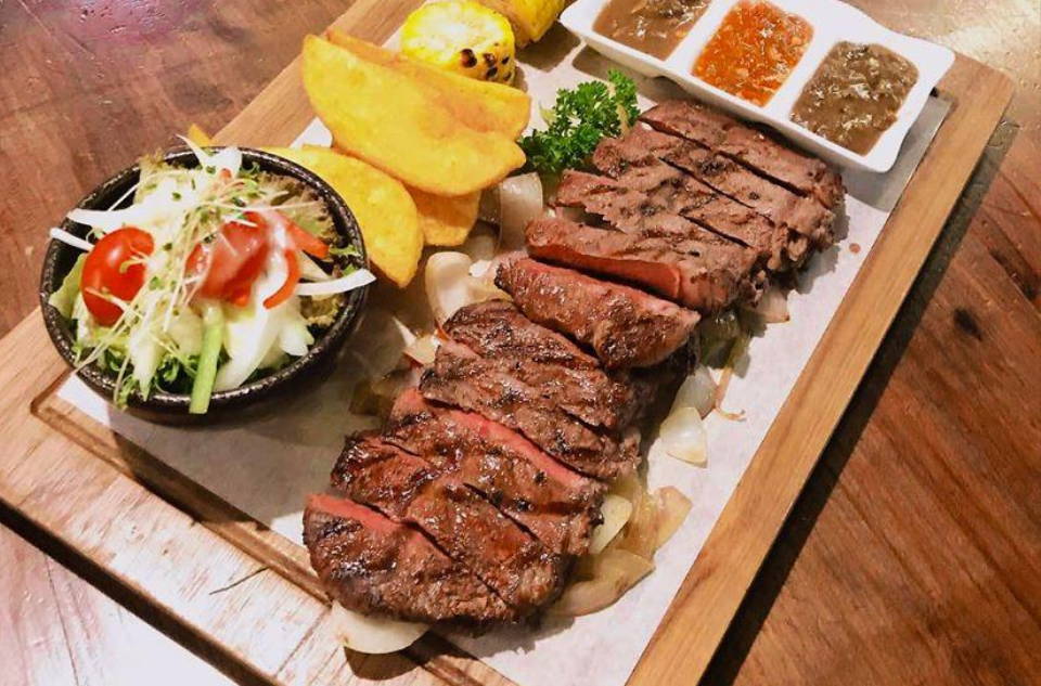 Món beefsteak ngon bất bại với phần nước sốt tuyệt vời cùng khoai tây chiên giòn rụm