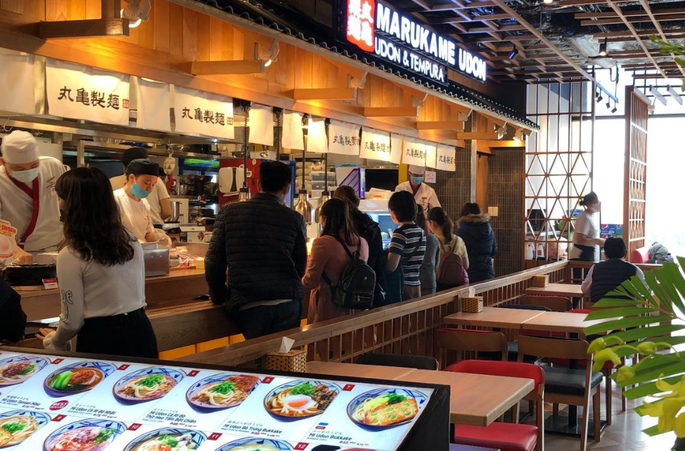 Khách hàng xếp hàng lựa chọn món mì udon yêu thích tại Marukame