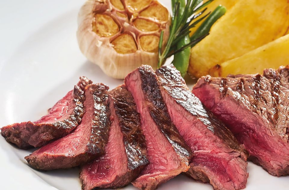 Miếng Steak Signature được áp chảo chín tái, cắt lát vừa miệng để thưởng thức