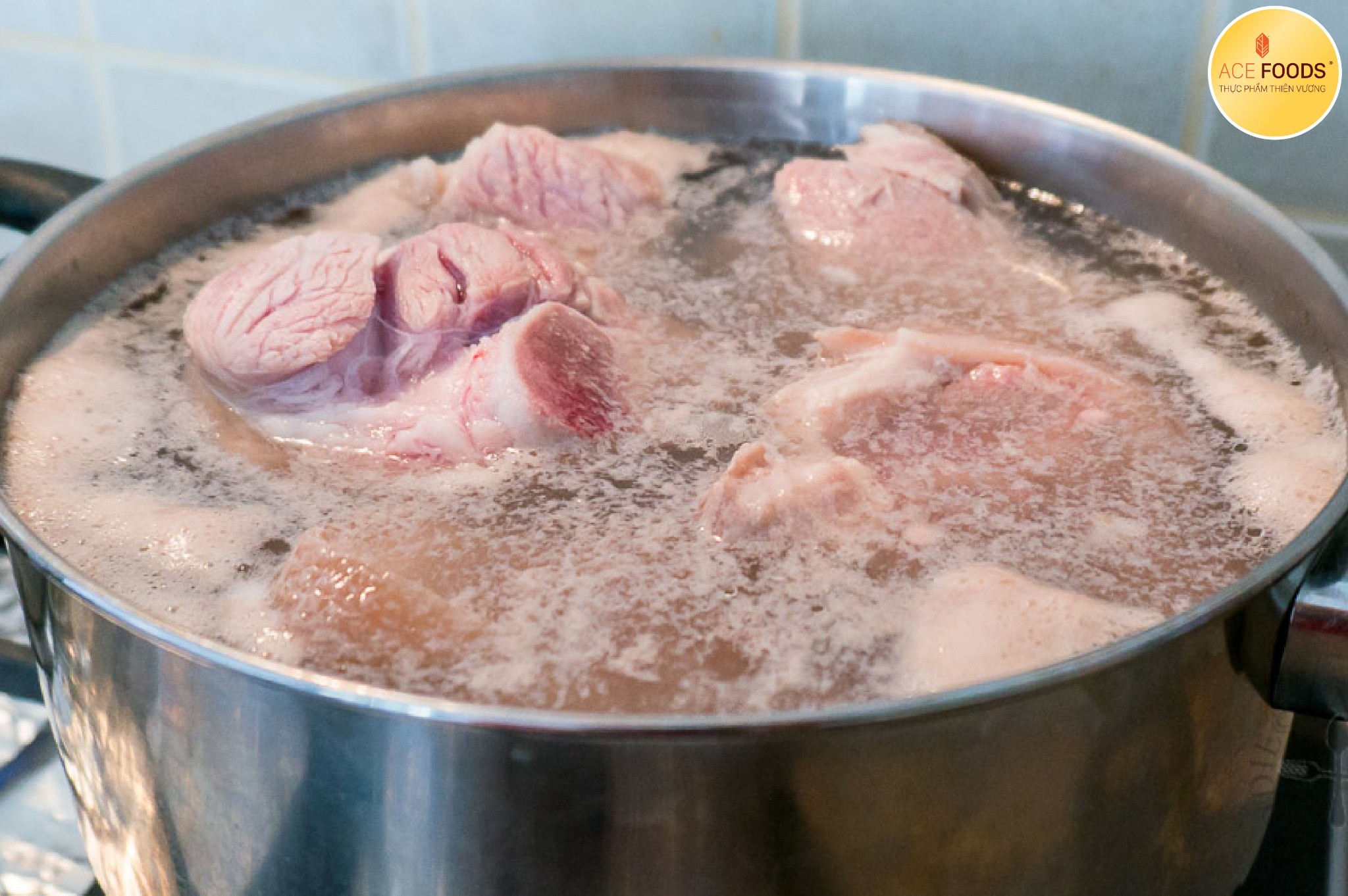 Luộc sơ miếng thịt là cách đúng nhất giúp các chất bẩn được loại bỏ 