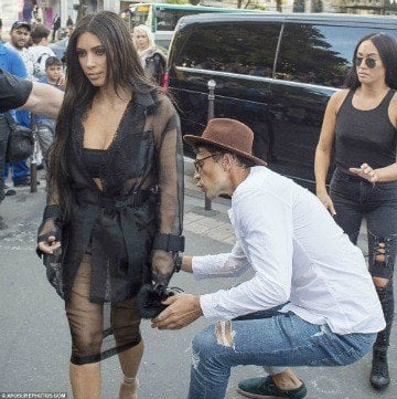Kim Kardashian bị kẻ biến thái lao thẳng vào “hôn” vòng 3