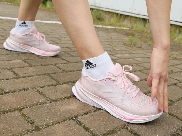 Đôi giày adidas Supernova Rise thoải mái, năng động