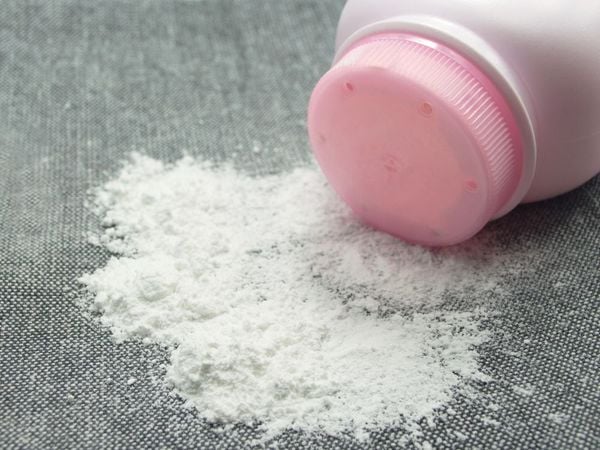Cách khử mùi giày đơn giản bằng phấn rôm em bé ngay tại nhà