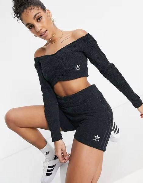 Quần legging phối cùng áo trễ vai