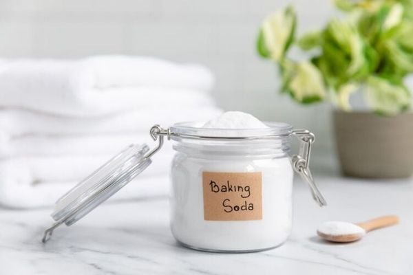 Sử dụng baking soda để vệ sinh giày trắng an toàn