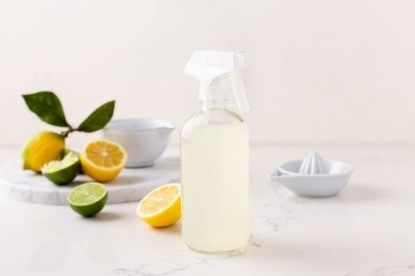 Kết hợp dung dịch chanh tươi và nước sạch để làm sạch giày trắng nhanh chóng