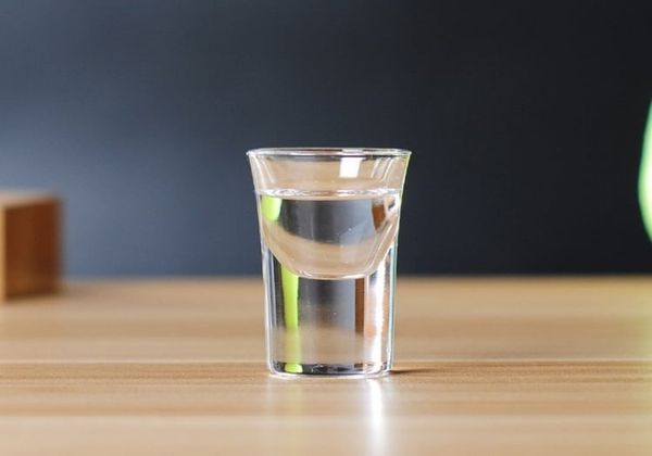 Sử dụng cồn hoặc rượu để làm sạch giày trắng hiệu quả và nhanh khô