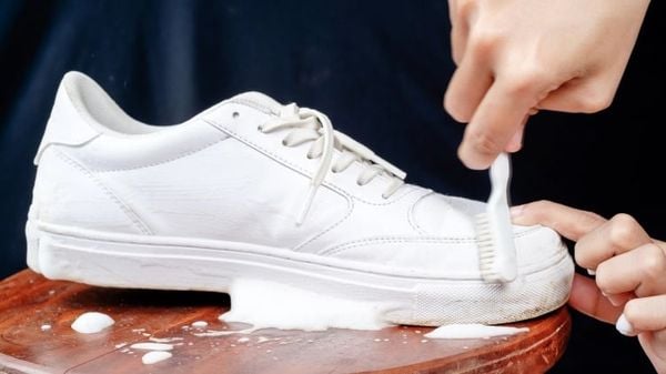 Hướng dẫn cách sử dụng thuốc tẩy để làm sạch giày trắng tại nhà