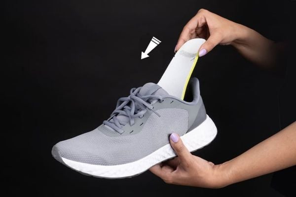 Khắc phục giày bị rộng bằng miếng lót giày