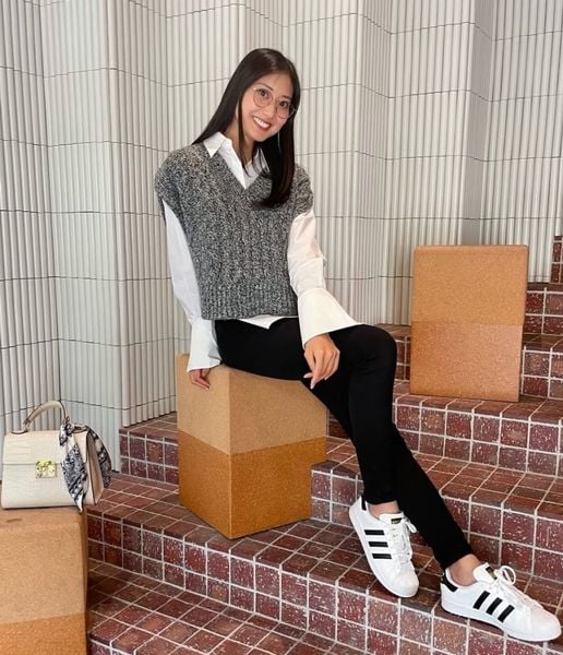 Hướng dẫn cách phối quần legging với giày thể thao đơn giản và ấm áp