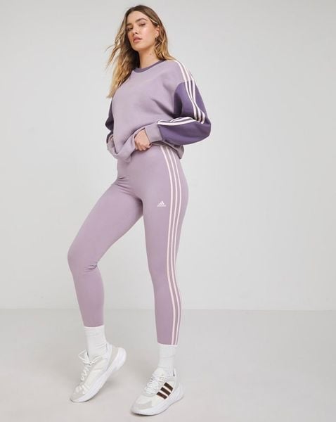 Hướng dẫn cách phối quần legging với giày thể thao đơn giản và ấm áp