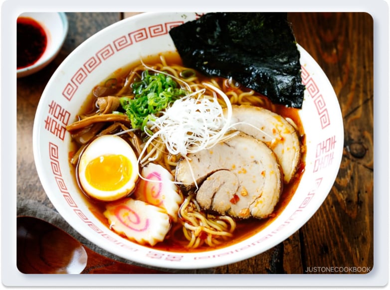2. Ramen Shoyu (醤油ラーメン) – Vị Tương Đậu Nành Cân Bằng