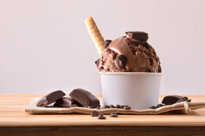 Làm kem socola cần những nguyên liệu cơ bản gì?