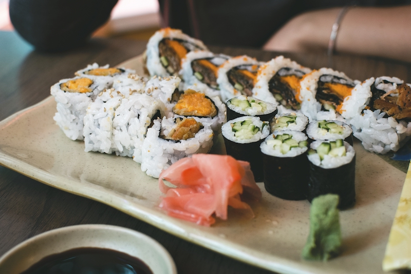 Đơn giản với cách làm sushi cuộn đẹp mắt, đầy dinh dưỡng [4 người]
