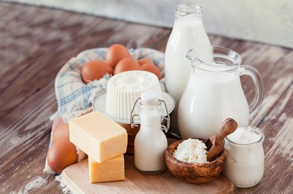 Sữa, trứng, bơ - Nguyên liệu làm bánh socola bạn không nên bỏ qua