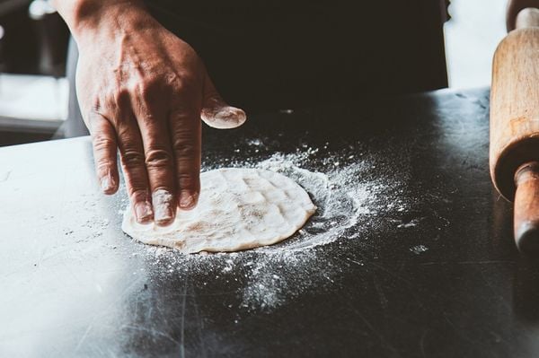 Bột mì, bột bánh - nguyên liệu thiết yếu để làm cốt bánh