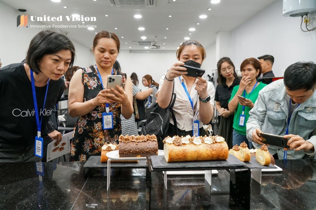 Lớp Bánh Bông Lan Cuộn Cùng Chef Hằng | Nướng Bánh Bông Lan Cuộn Cùng Lò Nướng Đối Lưu UNOX