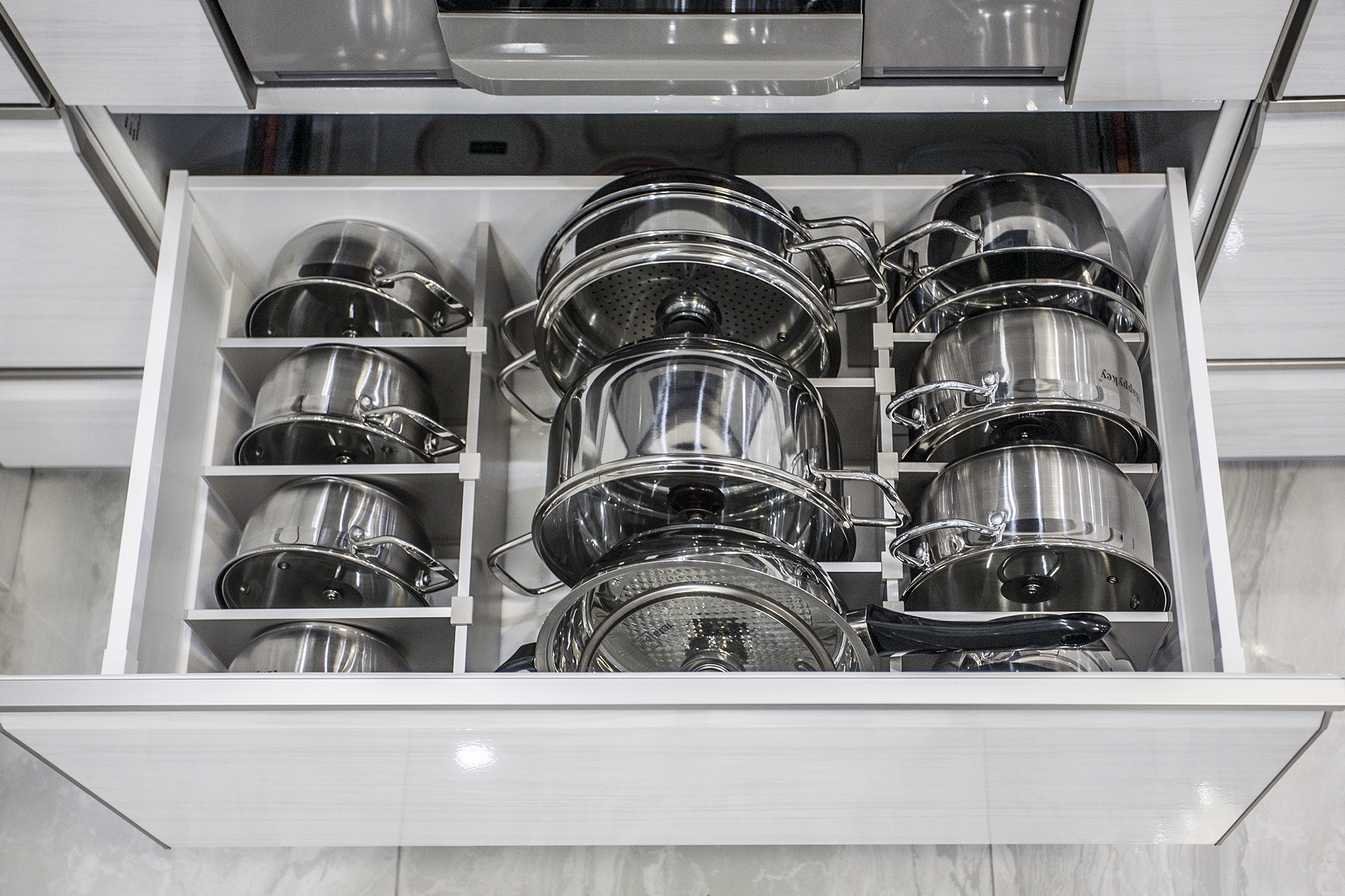 Các khoang tủ chứa nồi của hệ tủ bếp Takara standard có thể chứa từ 9 – 11 chiếc nồi lớn nhỏ, sắp xếp ngăn nắp nhờ thanh chia ngăn nam châm