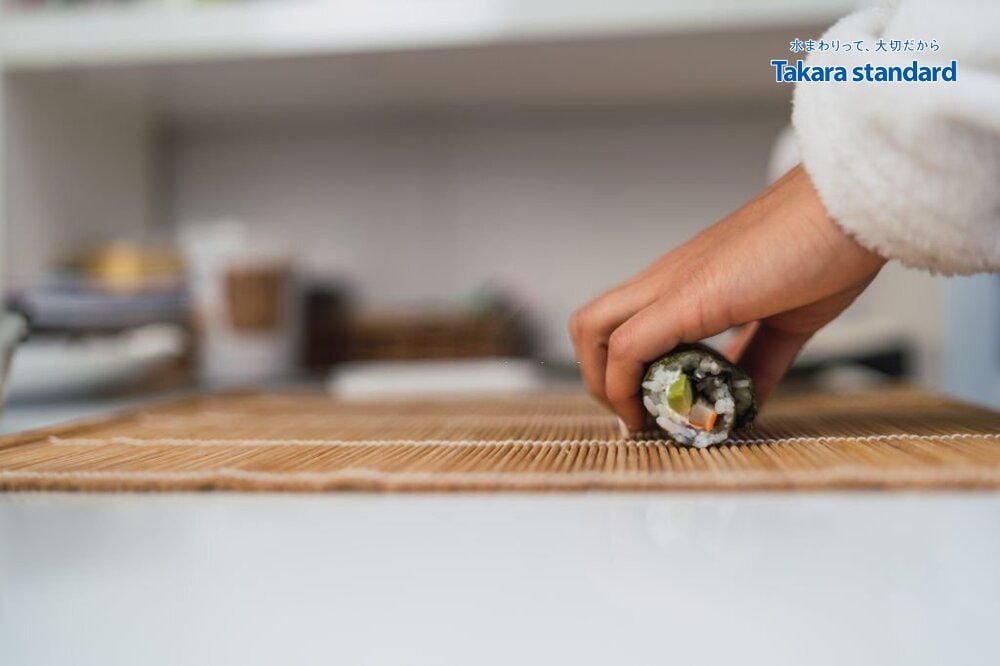 cuộn sushi thật chặt tay