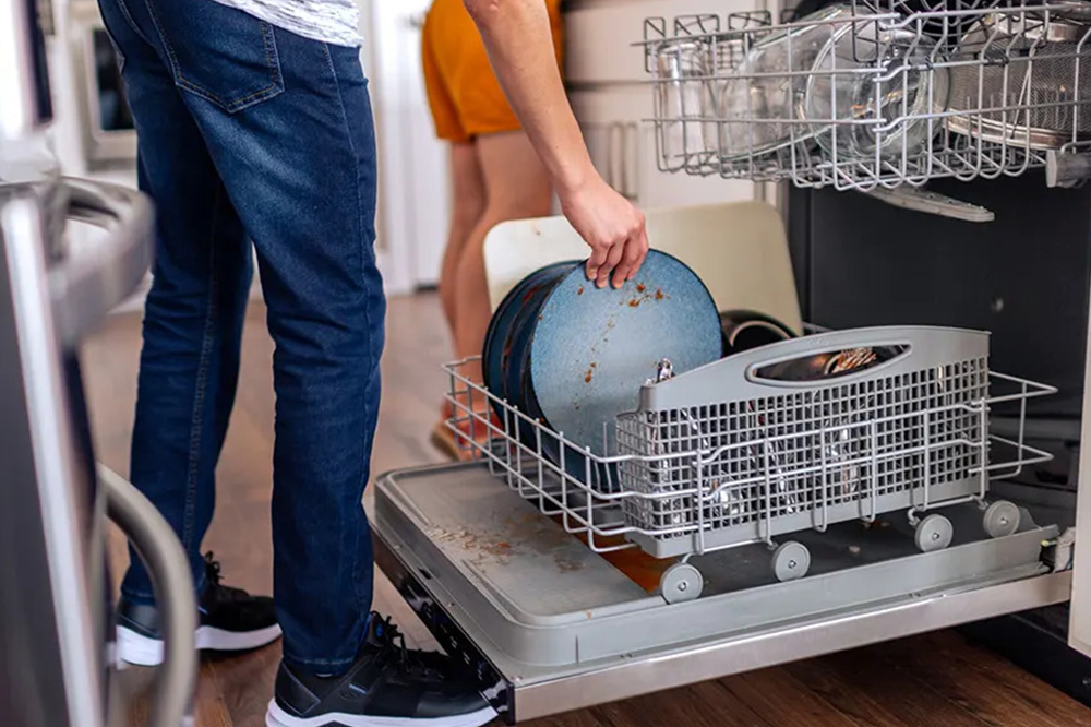 rửa chén bằng máy và rửa bằng tay