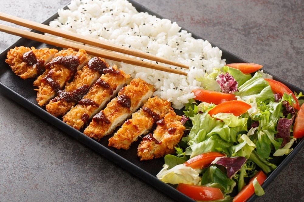 tonkatsu thịt lợn chiên giò ăn kèm với cơm trắng