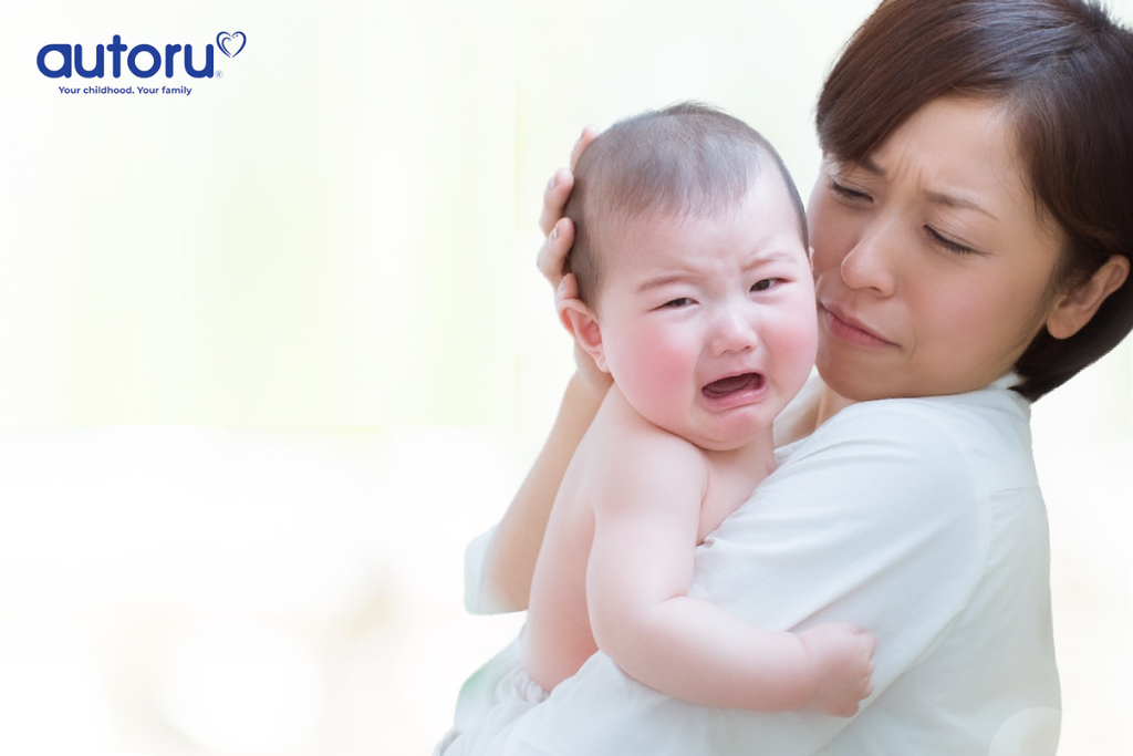Ôm hôn trẻ sơ sinh có thể tăng nguy cơ lây vi khuẩn và bệnh cho bé