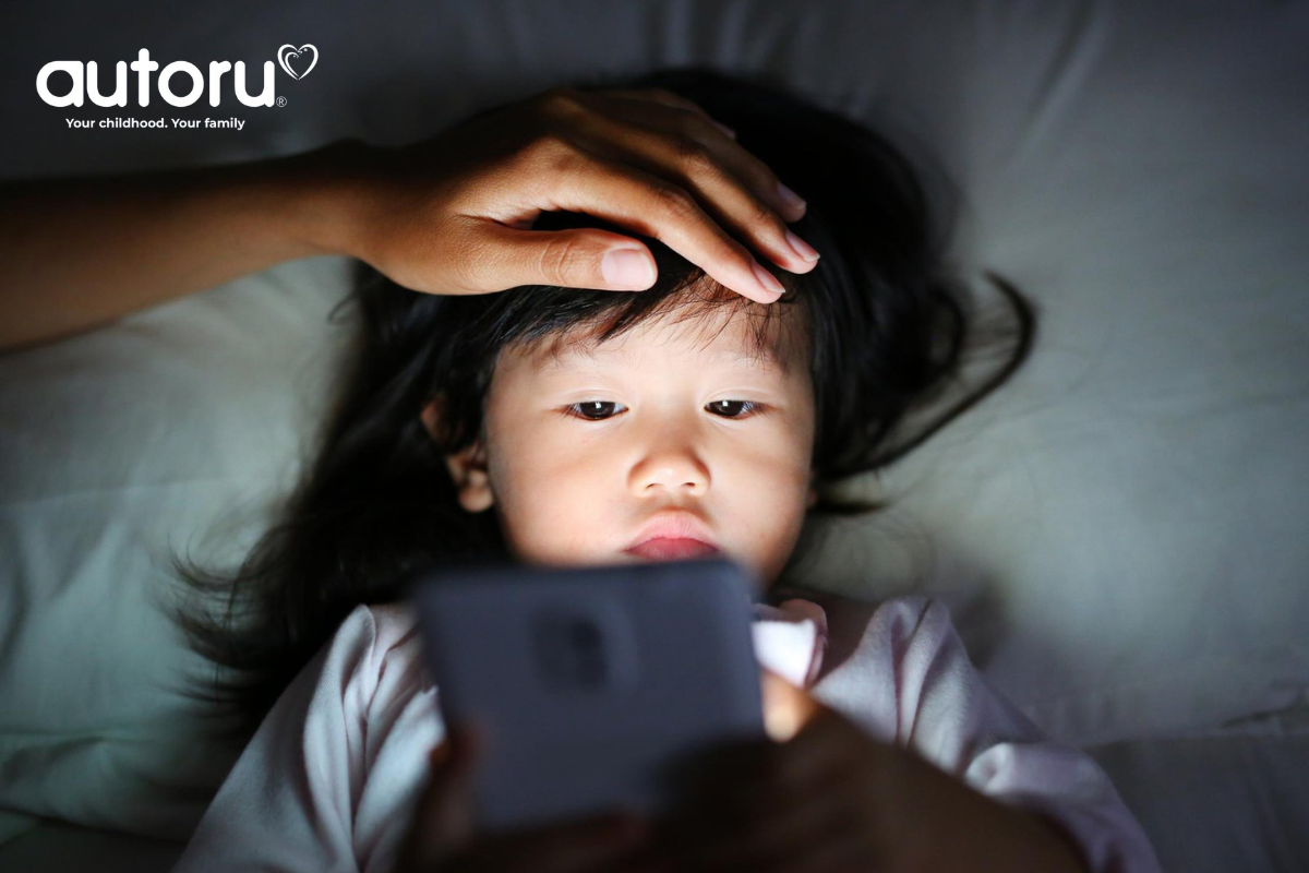 Sử dụng điện thoại trước khi đi ngủ cũng là lý khiến bé khó ngủ