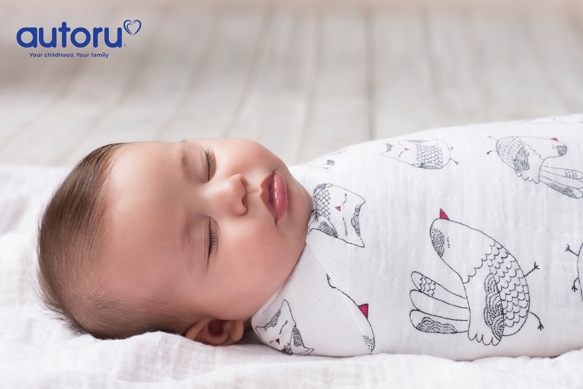 Sử dụng khăn quấn quanh bé khi đi ngủ sẽ giúp bé cảm thấy ấm áp, an toàn