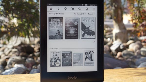 Review may doc sach Kindle Voyage