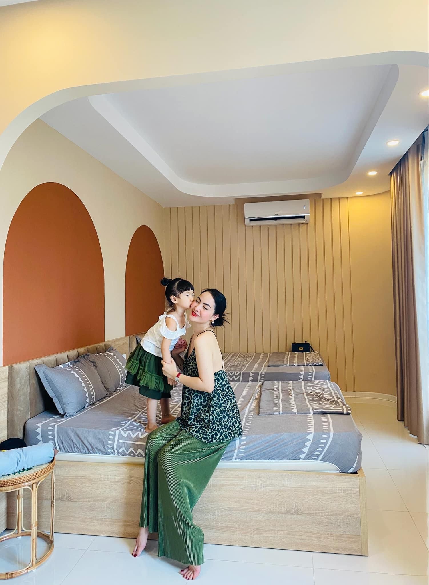 Khách hàng trải nghiệm dịch vụ tại The Maris Ha Long Beach House
