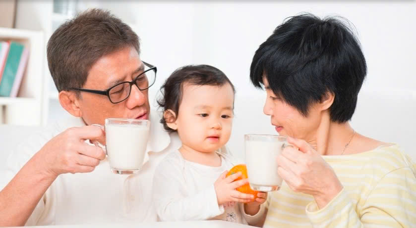 Tại sao người lớn tuổi cần uống sữa?