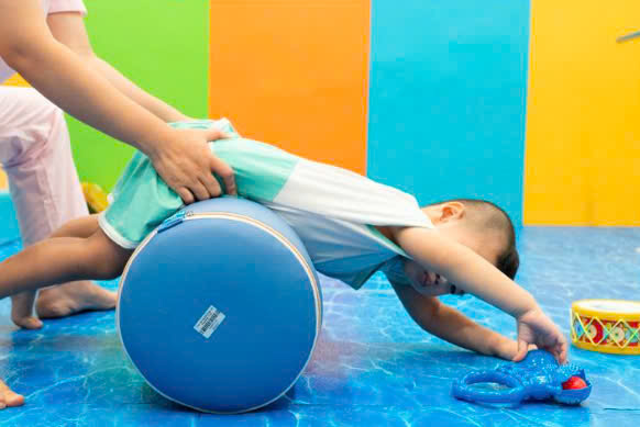 HỖ TRỢ TRẺ CHẬM PHÁT TRIỂN VẬN ĐỘNG