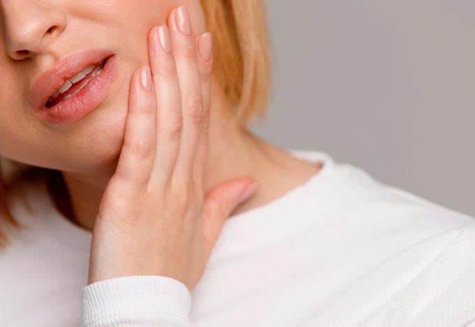 TẠI SAO THỰC PHẨM QUÁ NÓNG HAY LẠNH LÀM CHO RĂNG ĐAU ?