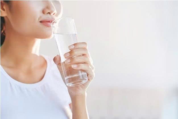 NÊN UỐNG NƯỚC LẠNH HAY NƯỚC ẤM