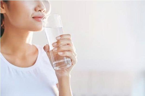 NÊN UỐNG NƯỚC LẠNH HAY NƯỚC ẤM