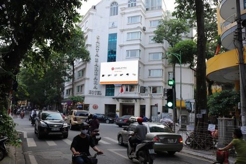 SACOM ADVERTISES COMELETRIC PRODUCTS AT LED SCREEN ON QUAN THANH AND HANG BUN STREET