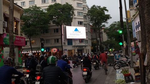 SACOM ADVERTISES COMELETRIC PRODUCTS AT LED SCREEN, ON HAI BA TRUONG X PHAN CHU TRINH STREET