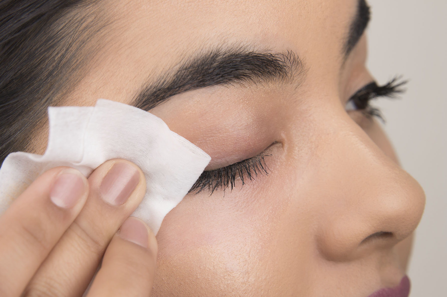 Có thật sự cần thiết phải dùng đến nước tẩy trang mắt môi chuyên dụng?