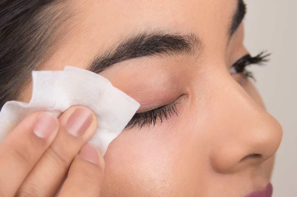 Có thật sự cần thiết phải dùng đến nước tẩy trang mắt môi chuyên dụng?