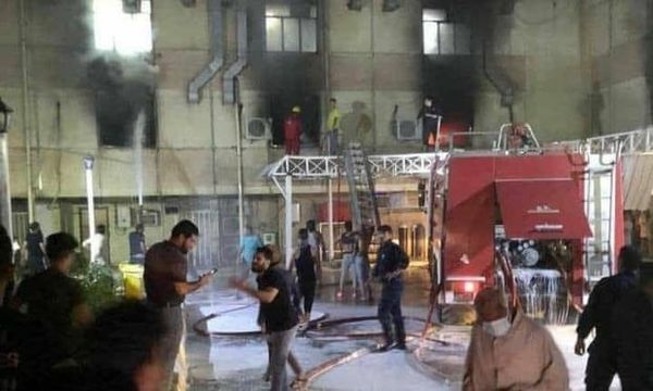 Hiện trường vụ hỏa hoạn tại bệnh viện Ibh Khatib, ở Iraq. - Ảnh: theguardian.com