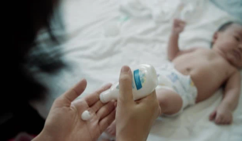 Thấy cháu bị chướng bụng, bà nội liền thoa thứ này, mẹ kịp thời ngăn cản đã cứu được tính mạng con mình