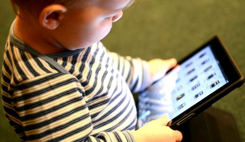 Trẻ 18 tháng tuổi xem điện thoại, ipad hơn 1 giờ/ngày có thể gặp phải hàng loạt vấn đề về hành vi lúc lên 5 tuổi