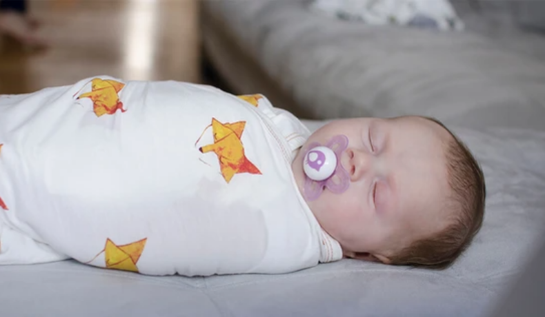 Đây là 2 việc cần tránh khi chăm trẻ sơ sinh kẻo làm biến dạng cột sống non nớt của bé