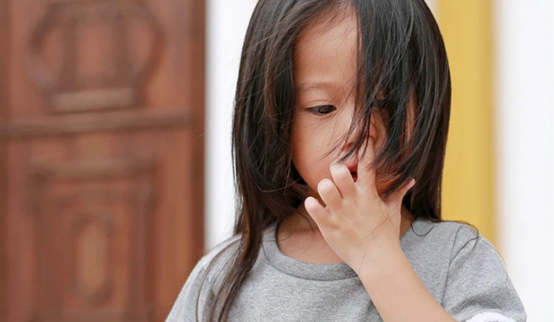 Bé gái thường xuyên ngoáy mũi, cha mẹ để mặc không ngăn cản, đến tuổi đi học mới hối hận thì đã muộn
