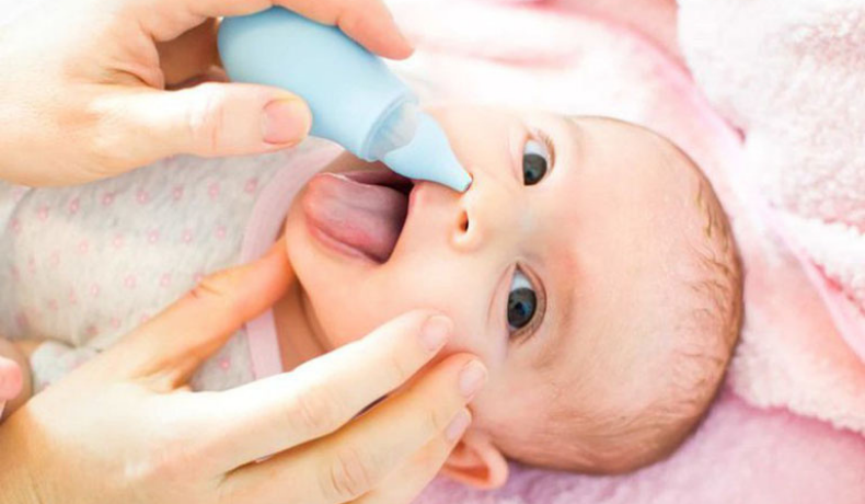 Mẹ dùng xi lanh bơm nước muối tự rửa mũi cho con tại nhà, bé 2,5 tháng tuổi ngừng thở, tím tái toàn thân