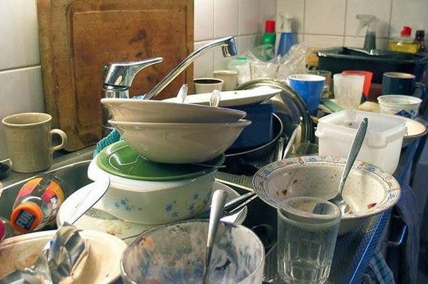 Ngâm rất lâu trong chậu rửa bát trước khi rửa